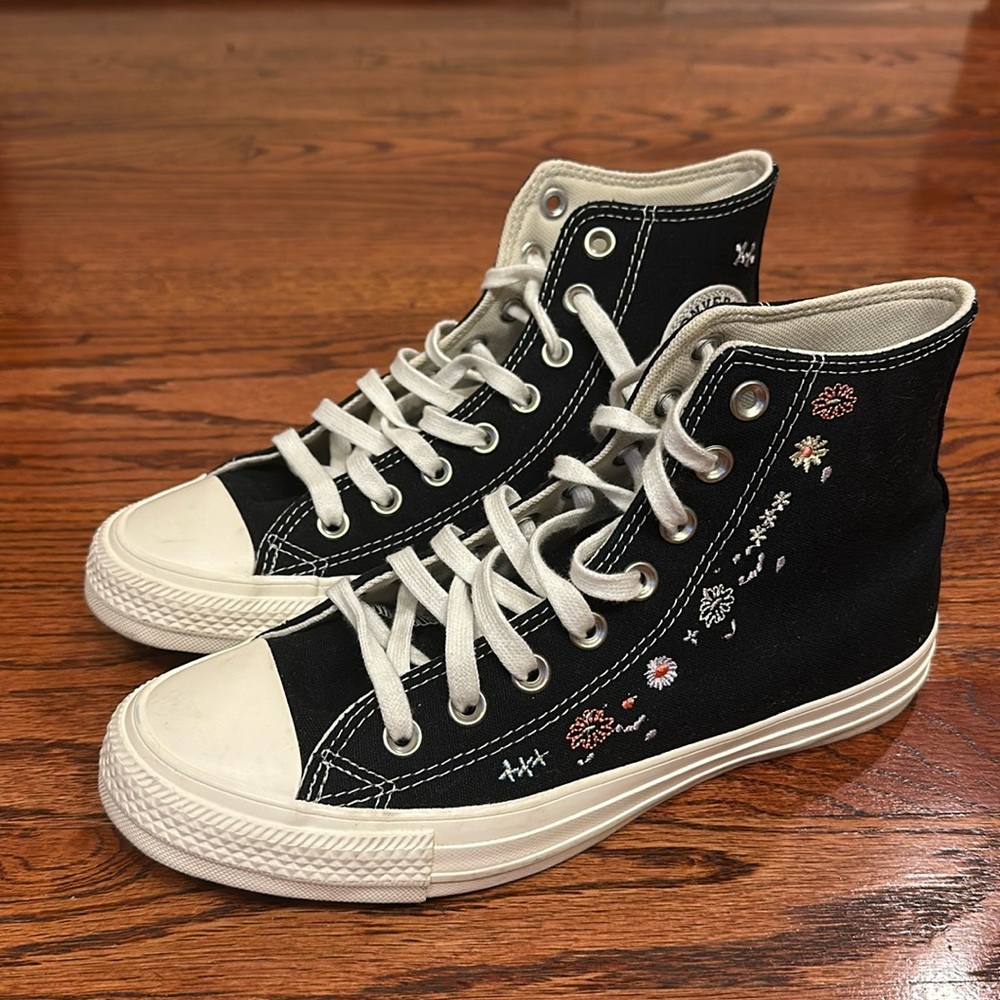 black converse with flowers